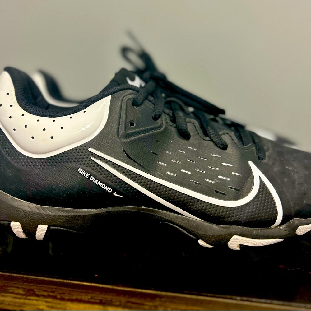Black & White Women’s Nike Softball Cleats-Size 7.5